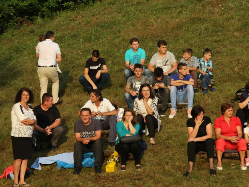 FOTO: Održana 10. kulturna večer na brdu Gračac u Podboru