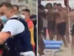 VIDEO| Masovna tučnjava na plaži: Sve je počelo upozorenjem spasioca, letjeli suncobrani, stolice...