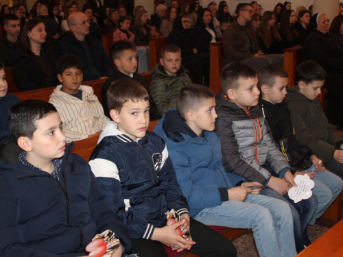 FOTO: Predstavljanje budućih prvopričesnika u župi Prozor