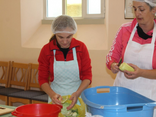 FOTO| Mladi iz Župe Prozor prikupljali hranu za socijalno ugrožene obitelji