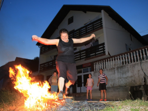 FOTO: Paljenjem svitnjaka Rama dočekuje sv. Ivu