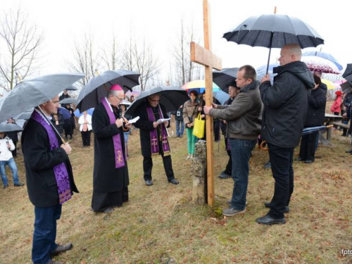 FOTO: Mons. dr. Pero Sudar predvodio misu i Križni put na Uzdolu