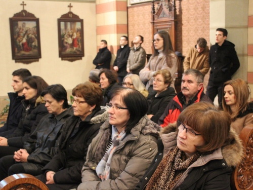 Župljani župe Prozor na grobu prvog vrhbosanskog nadbiskupa