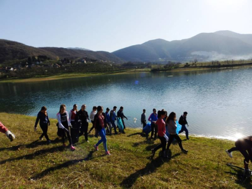 FOTO: Učenici u Eko akciji čišćenja obale Ramskog jezera