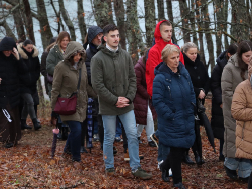 FOTO: Put križa kroz fratarski gaj na Šćitu