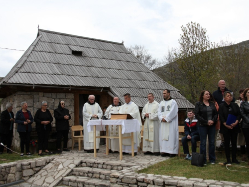 FOTO: Druženje Rumbočana i sv. misa na Zahumu