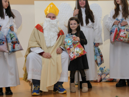 FOTO: Sveti Nikola razveselio najmlađe u župi Rumboci