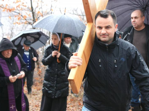 FOTO: Provincijal fra Lovro Gavran predvodio misu i Križni put na Uzdolu