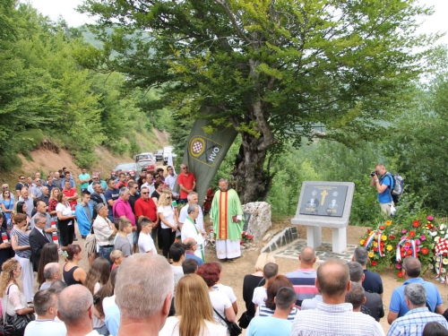 FOTO: Na Pomenu otkrivena spomen-ploča dvojici poginulih branitelja iz Rame