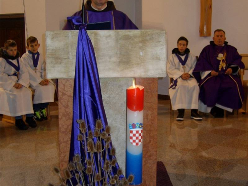 FOTO: Provincijal fra Lovro Gavran predvodio misu i Križni put na Uzdolu