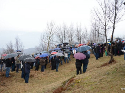 FOTO: Mons. dr. Pero Sudar predvodio misu i Križni put na Uzdolu