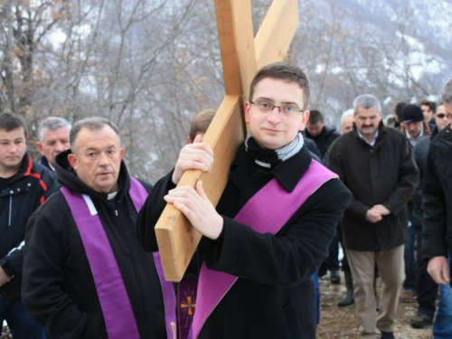 FOTO: Vlč. Ivan Karača predvodio Križni put na Uzdolu