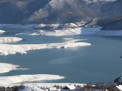 FOTO: Minusi počeli lediti Ramsko jezero