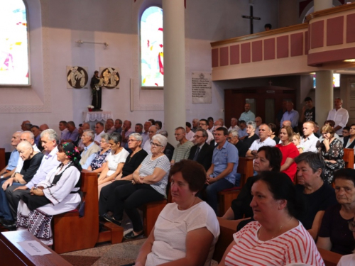 FOTO: Zlatna misa mons. Ante Meštrovića i Dan posvete crkve i duhovnih zvanja u župi Prozor