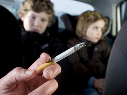 Roditeljima za pušenje u automobilu kojim voze djecu 100 KM kazne