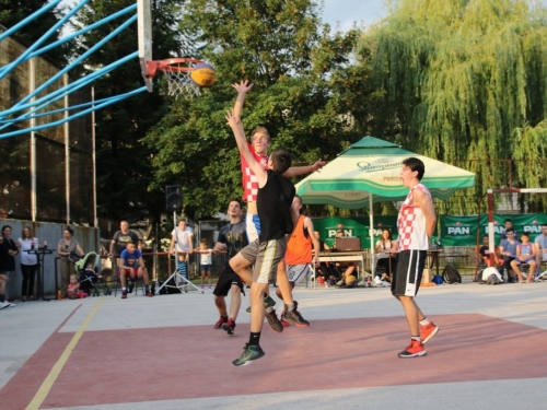 FOTO: Ekipa ''ALF Market'' osvojila Streetball za juniore