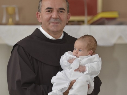 FOTO: U obitelji Sičaja kršteno sedmo dijete