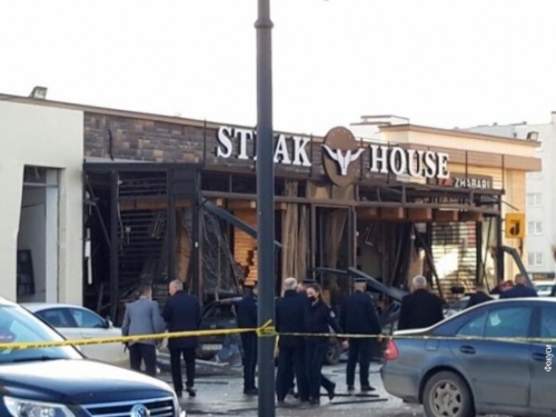 Bačena bomba na kafiću Kosovu, ozlijeđeno više od 30 osoba