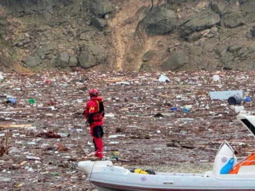 Spasilački timovi traže nestalu osobu u Jablaničkom jezeru kod Buturovića Polja