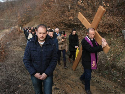 FOTO: Vlč. mr. Pero Brajko predvodio Križni put na Uzdolu