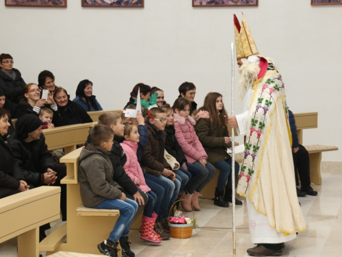 FOTO: Sv. Nikola podijelio darove djeci na Orašcu