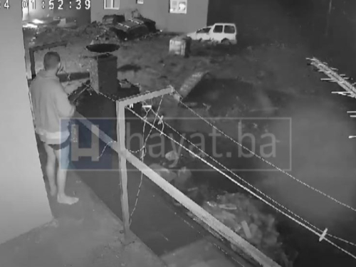Objavljena snimka nadzorne kamere iz Donje Jablanice - voda je nosila sve