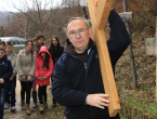 FOTO: Fra Andrija Jozić predvodio križni put na Uzdolu