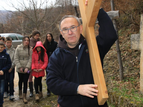 FOTO: Fra Andrija Jozić predvodio križni put na Uzdolu