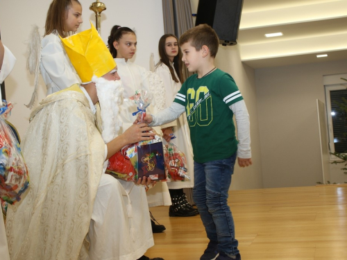 FOTO: Sv. Nikola razveselio mališane u Rumbocima