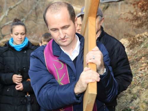 FOTO: Mr. Pero Brajko predvodio put križa na Uzdolu