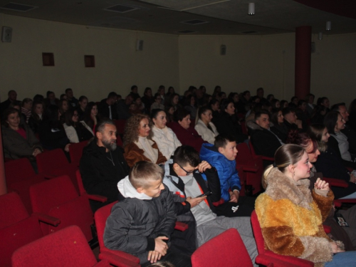 FOTO: Mladi župe Prozor izveli predstavu ''Naš Badnji dan''