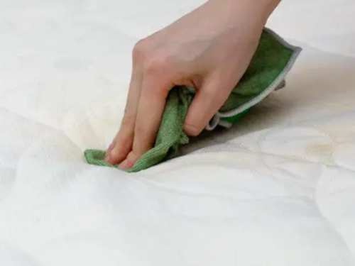 Kako se riješiti žutih mrlja s madraca