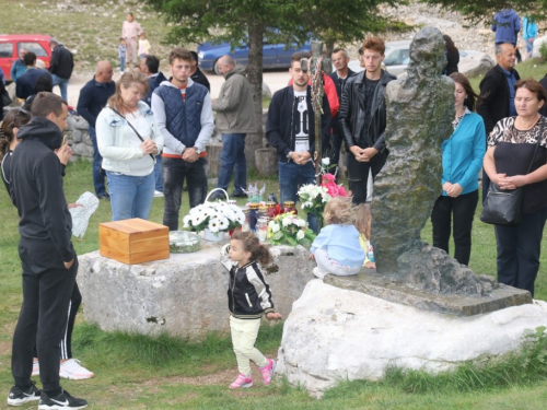 FOTO: Na Vranu služena sv. misa za poginule duvandžije