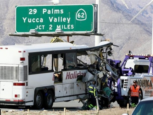 Tragedija na cesti: U sudaru autobusa i kamiona 13 mrtvih