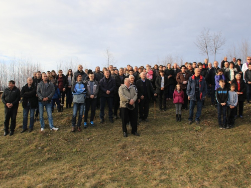 FOTO: Vlč. Stipo Knežević predvodio križni put na Uzdolu