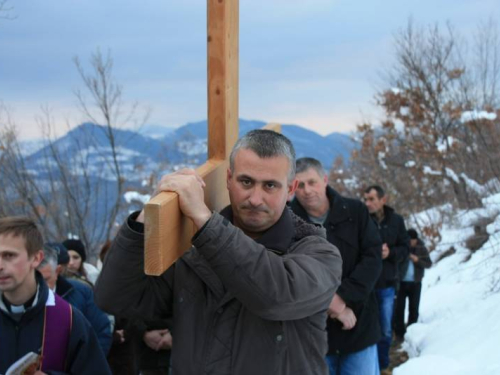 FOTO: Vlč. Ivan Karača predvodio Križni put na Uzdolu