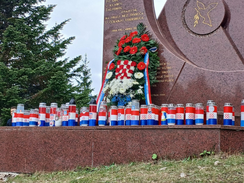 FOTO: Na Stipića livadi obilježena 32. godišnjica stradanja 39 hrvatskih civila i branitelja