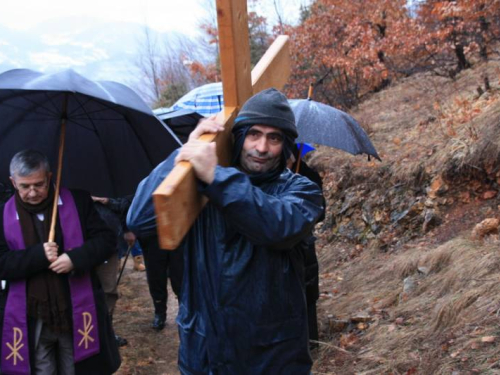 FOTO: Provincijal fra Lovro Gavran predvodio misu i Križni put na Uzdolu