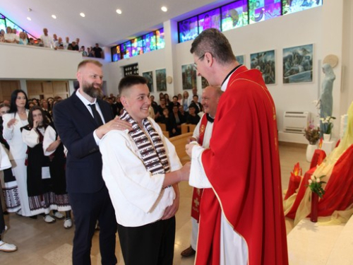FOTO: Krizma u župi Rumboci