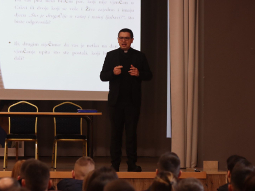 FOTO: Tečaj priprave za brak u župi Gračac