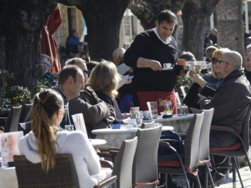 Sezonaca nema ni za lijeka, u Makarskoj ih nedostaju tisuće!