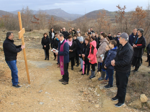 FOTO: Mr. Pero Brajko predvodio put križa na Uzdolu