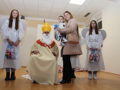 FOTO: Sv. Nikola razveselio djecu u Rumbocima
