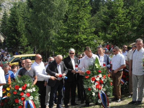 FOTO: Obilježena 22. obljetnica stradanja 39 Hrvata na Stipića livadi