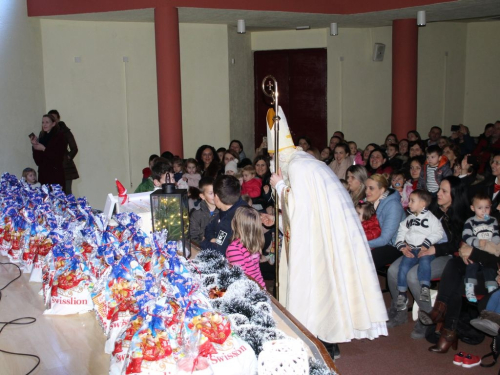 Sv. Nikola posjetio mališane dječjeg vrtića Ciciban u Prozoru