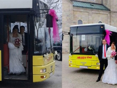 Širokobriješki svatovi: Mladoženja i mlada na vjenčanje autobusom