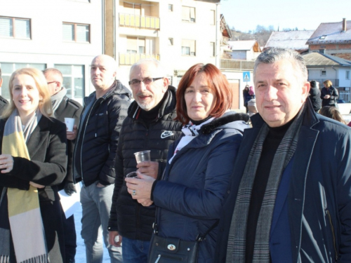 FOTO: U Prozoru otvoren Božićni sajam