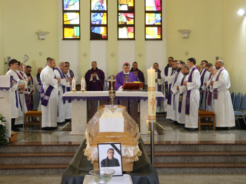 FOTO: Sahranjen fra Mario Radman, bivši župnik župe Rumboci