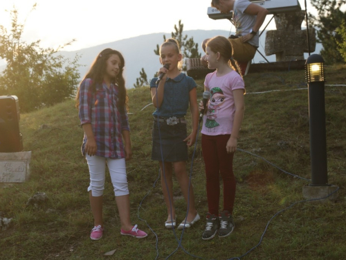 FOTO: Održana 10. kulturna večer na brdu Gračac u Podboru