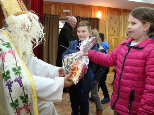 FOTO: Sv. Nikola i ove godine razveselio djecu u župi Rama Šćit